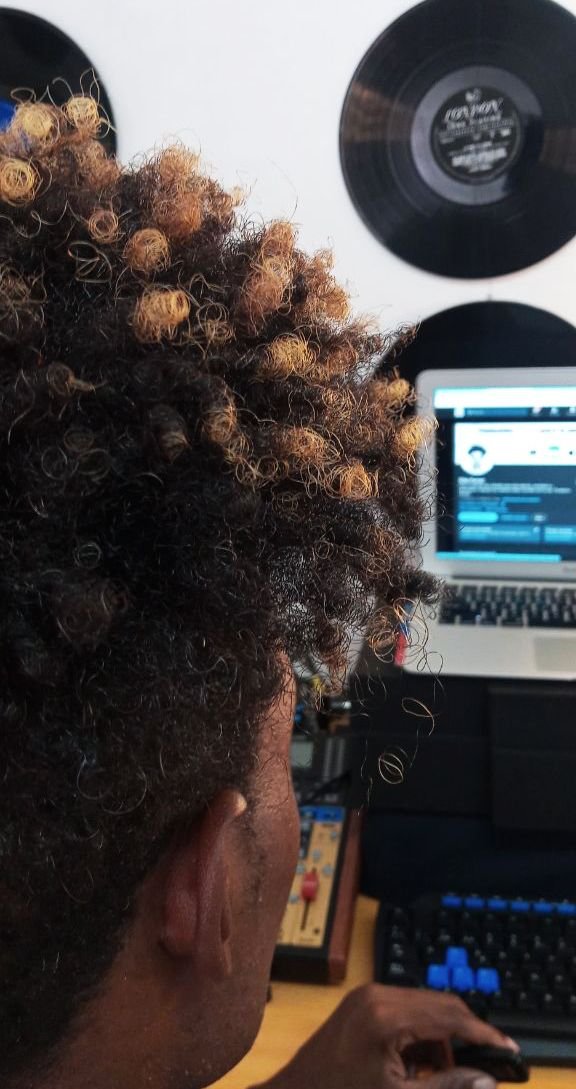 dito mirando la laptop.jpeg