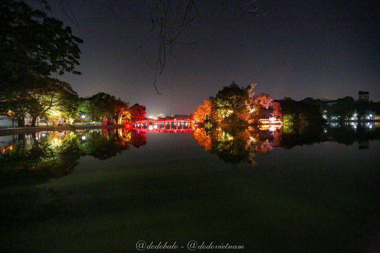 This is The Huc Bridge and Ngoc Son Temple in Sword Lake in Ha Noi at night.