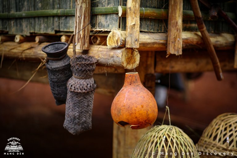 The skins of the gourd are also used to make containers.