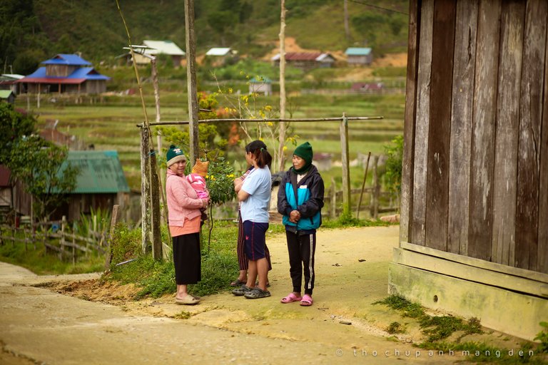 The women are gathering to talk early in the morning. They often stay at home to look after the house and take care of the children so that the younger and stronger ones can go to the fields.