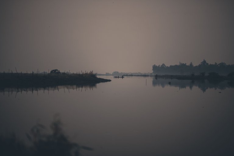 People went fishing in the river early in the morning.