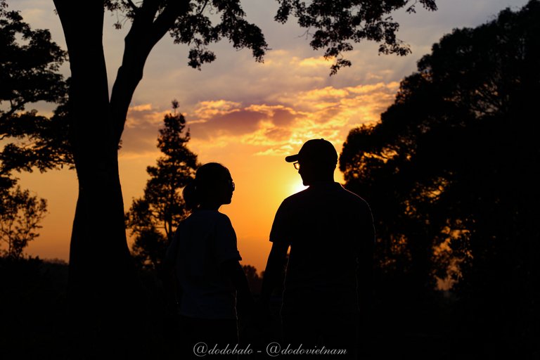 Sunset in my hometown, Dak Lak province, in my opinion, I can admire the most beautiful sunset there. In the photo are my wife and I.