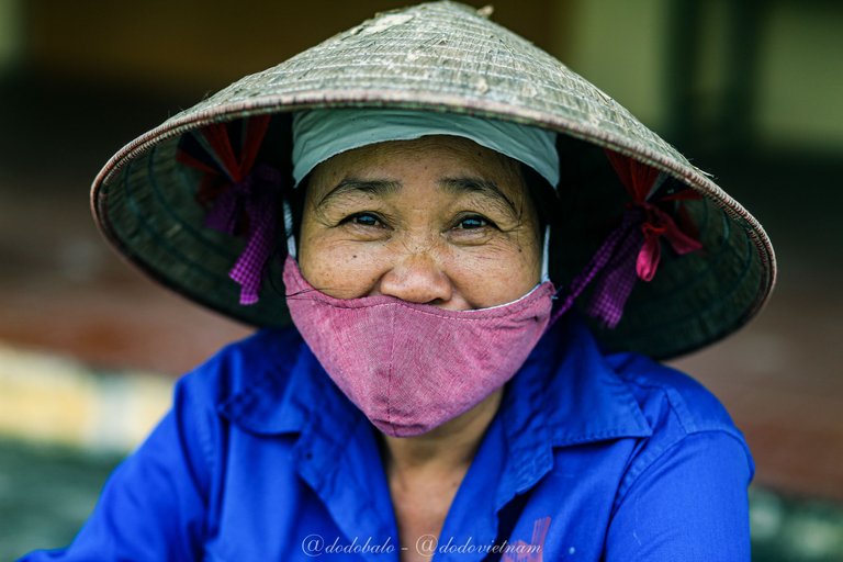 While this peasant woman helped me better understand the value of labor and optimism. Although she has a hard life attached to the rice fields every day, she is always optimistic and loves life.