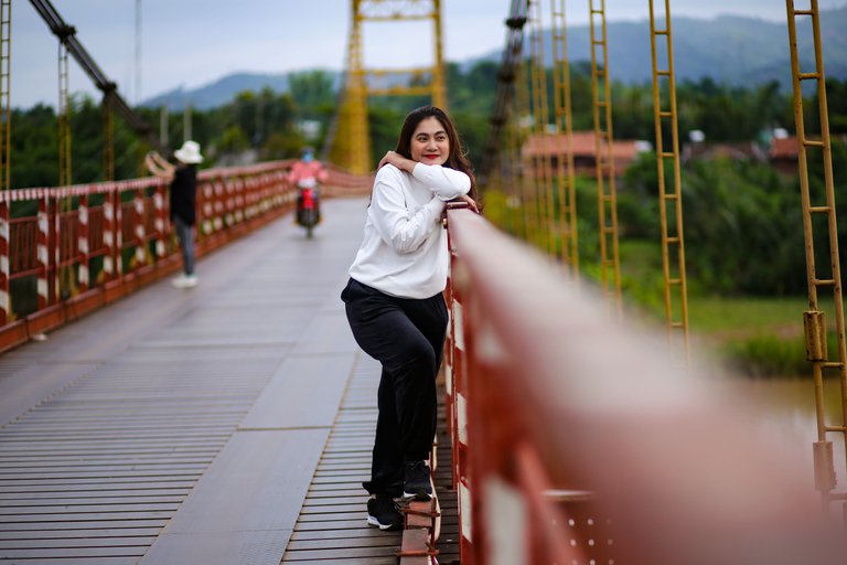 This is the Kon K'lor suspension bridge, the largest bridge crossing the Dak Bla river, located in the territory of Kon K'lor village, Kon Tum city.