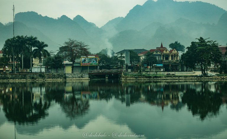 This is a photo I took at a lake in a mountainous town in Nghe An province early in the morning.