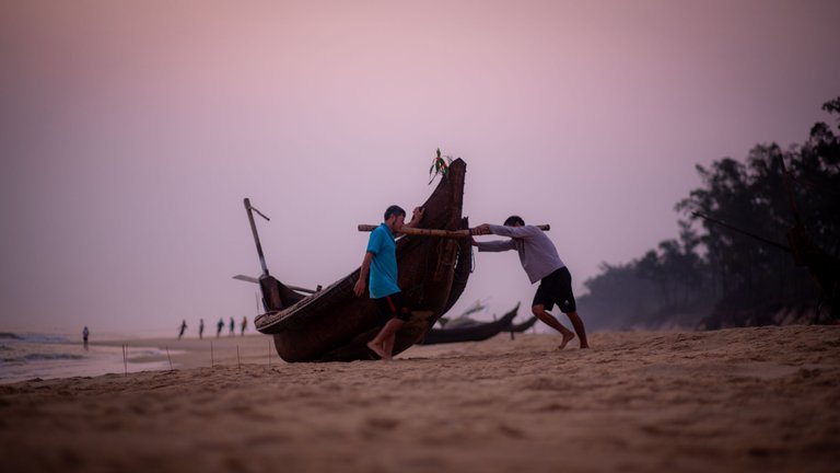 Do you see the incense sticks that fishermen often burn before going out to sea to wish for a safe fishing trip and lots of fish?