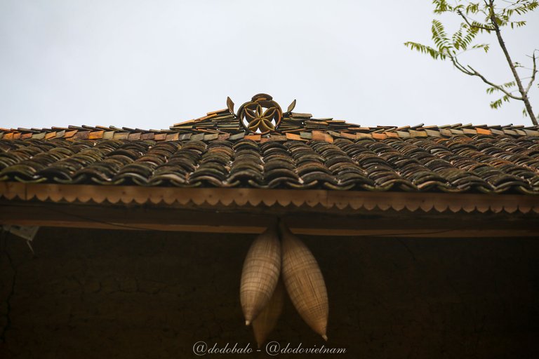 Poppy flower - A typical symbol on the roofs of ancient houses of the H'Mong people