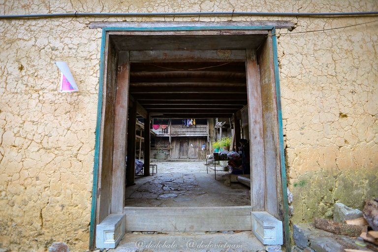 The door connecting the front yard and the main houses