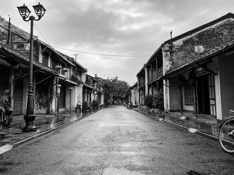 Another photo that I think goes well with black and white is a photo of a street in Hoi An. Normally, Hoi An ancient town is always busy and bustling because it is a famous tourist destination of Vietnam. But due to the impact of the pandemic, it became unusually deserted.
