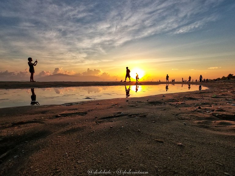 Sunrise at Nguyen Tat Thanh beach right near my house.