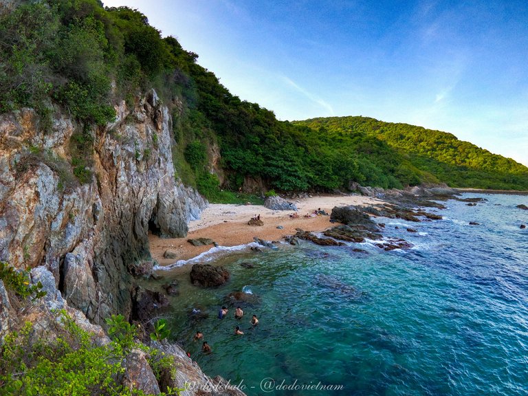 And this is Ghenh Bang beach, a hidden beach in Son Tra peninsula. Here, there are beautiful sandy beaches, colorful coral reefs and majestic cliffs with green forests in the background.