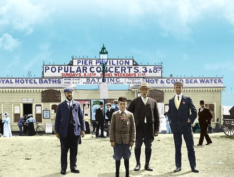 Clacton Pier Colour 1900s.jpg