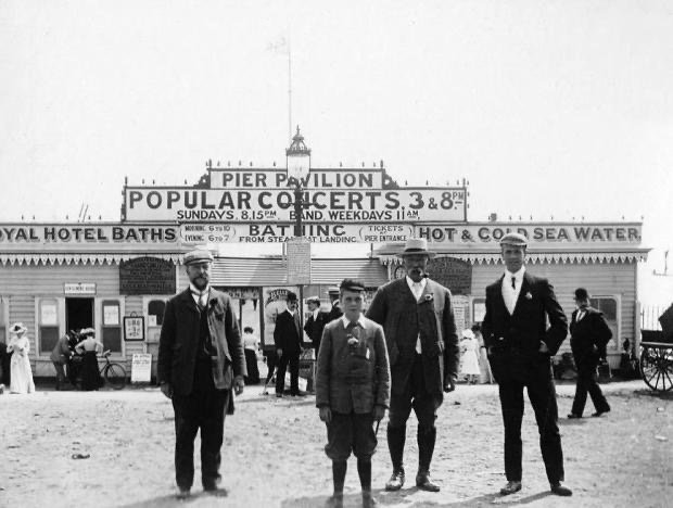 Clacton Pier BW 1900s.JPG