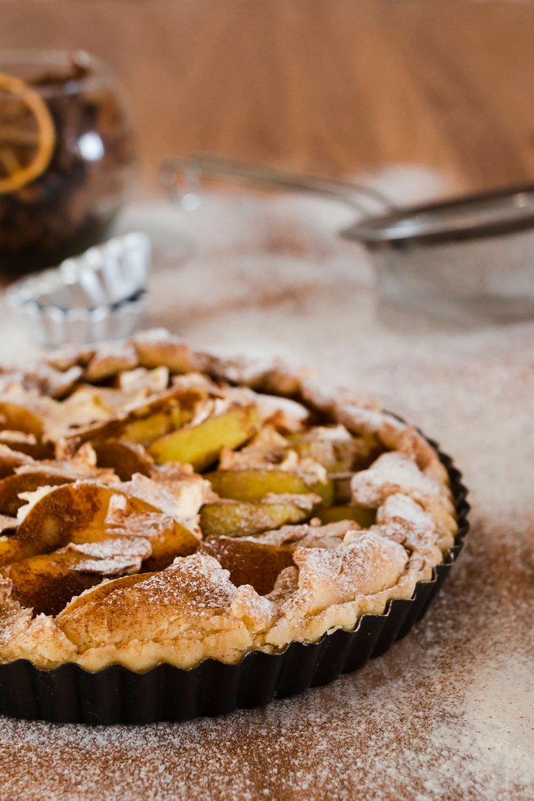 apple-pie-pan-with-powdered-sugar.jpg