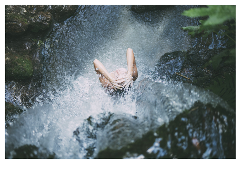 Mujer en el río.png