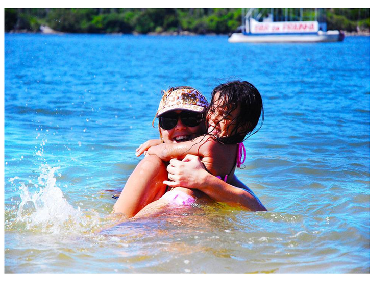 IMAG 5 Madre e hija en la playa felicidad.png