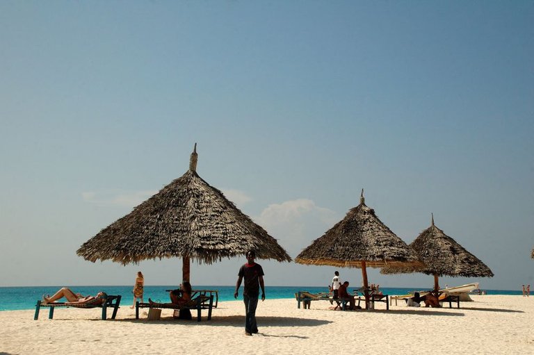 Kendwa Beach atmosphere at noon