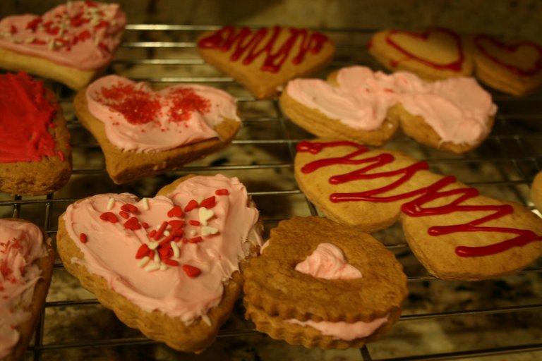 176235_10150132687218832_6615637_o Valentines cookies.jpg