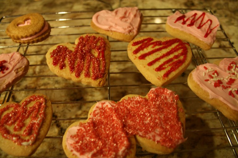 176235_10150132687223832_7063878_o valentines cookies.jpg