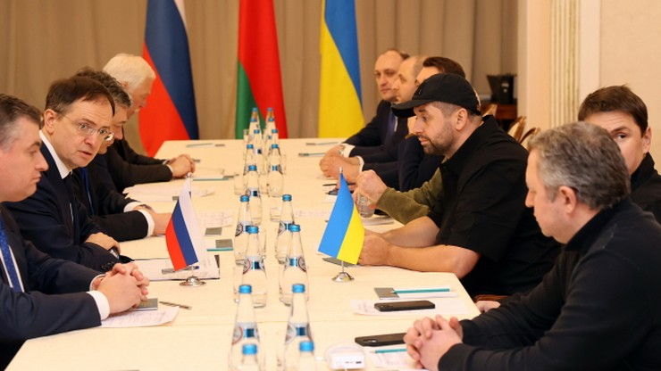 Pierwsze rozmowy pokojowe, jeszcze z lutego 2022. Ostatni po prawej - Denis Kirejew, negocjator Ukrainy, zastrzelony wkrótce potem przez służby ukraińskie, bez sądu, po oskarżeniu o zdradę. 