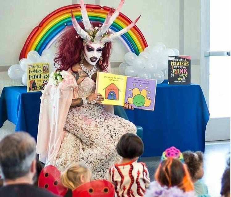 Tzw. Drag Queens to najbardziej typowy przejaw "queer". Z jakiegoś powodu bardzo lubią czytać bajki dzieciom
