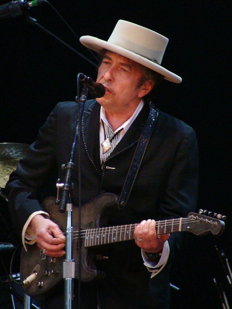 800px-Bob_Dylan_-_Azkena_Rock_Festival_2010_2.jpg