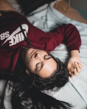free-photo-of-woman-in-a-sweatshirt-lying-in-bed.jpeg