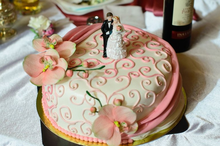 a-wedding-cake-975344_1280.jpg