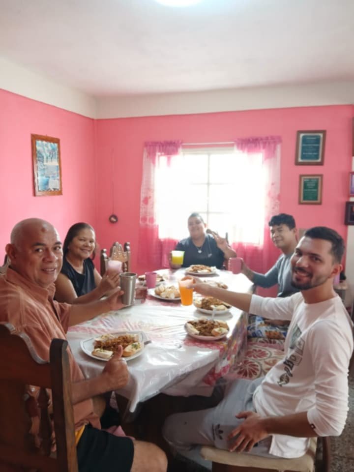 con la familia almuerzo 142.jpg