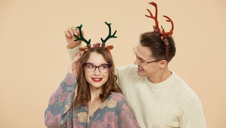 free-photo-of-estilo-festivo-gafas-con-estilo-para-alegrar-las-fiestas.jpg