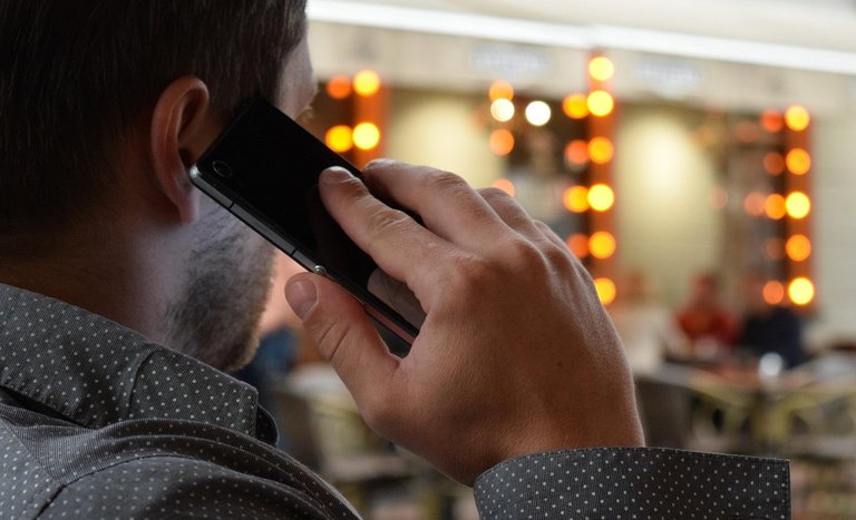 man-talking-on-the-phone-1582238_1280.jpg