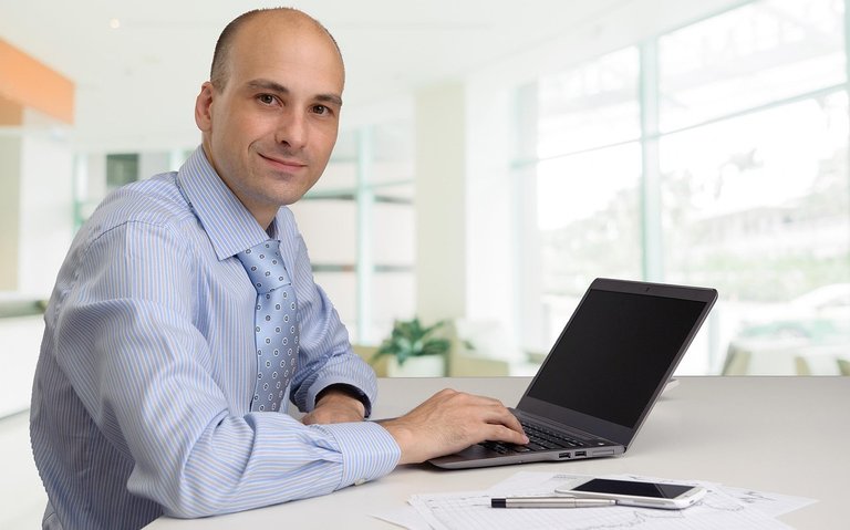 man-6208470_1280.jpg
