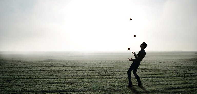 juggler-1216853_1280.jpg