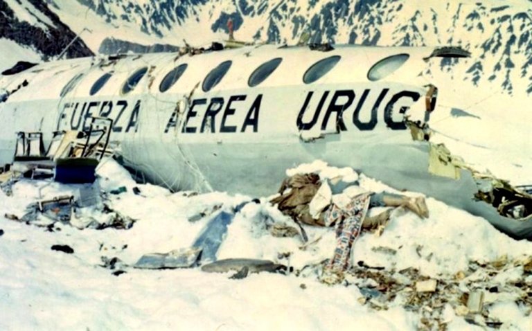 16-jóvenes-pudieron-sobrevir-ante-temperaturas-extremas-luego-de-que-se-estrellara-elavión-en-el-cual-viajaban-1024x637.jpeg