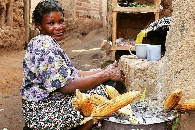 640px-Woman_vending_roasted_corn.jpg