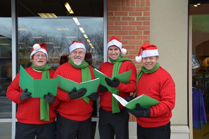 christmas-carolers-2382049__480.jpg