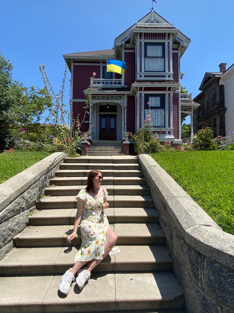 Does anyone remember this house? I was so excited that the Charmed house was in LA. I really thought it was in San Fransisco since the house looked like it. The street had a lot of pretty houses like this.