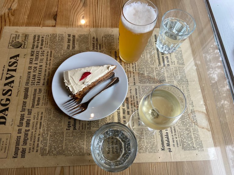 We had a little "lunch" in an old and cute cafe. Beer, wine and carrotcake was what we needed. 