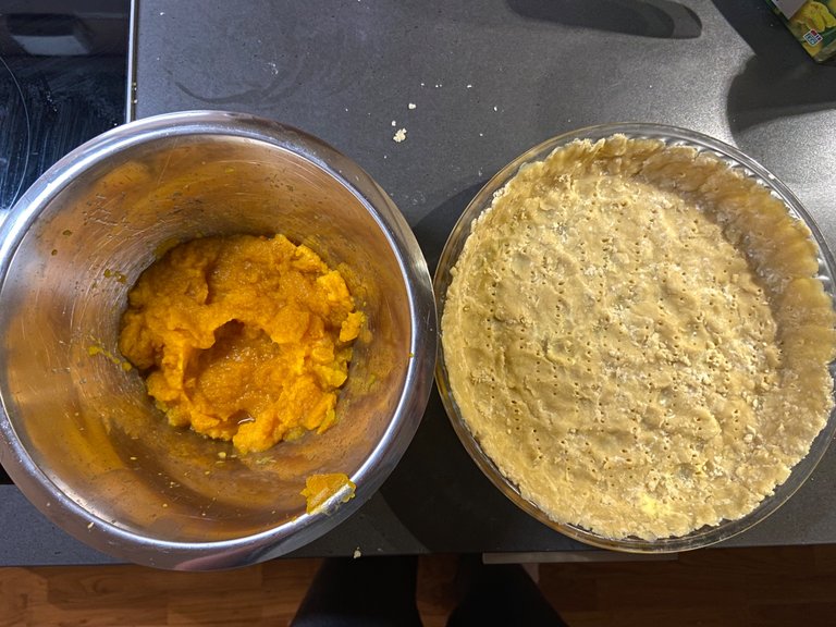 Pumpkin purè and the pie shell. 