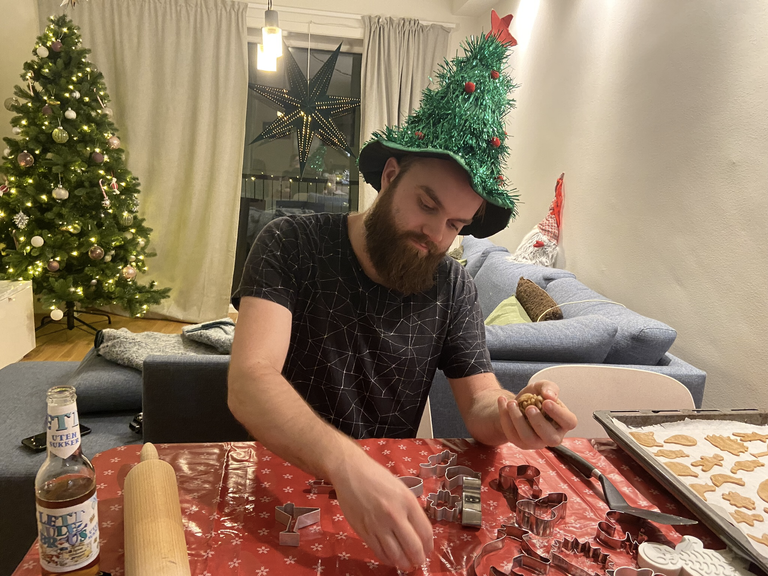 It's beginning to look a lot like xmas. We have a tradition to drink xmas soda (A Norwegian thing), bake ginger bread and listen to xmas music. Very cozy!  