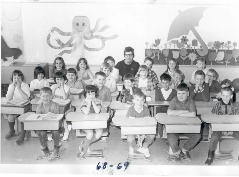 1968 - 1969 First Grade Photo.jpg