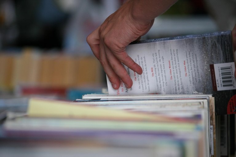 books-2566812_1280.jpg