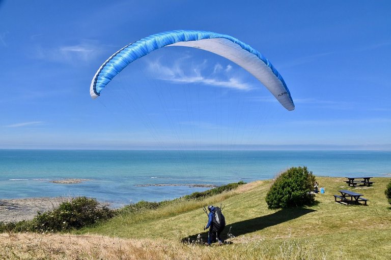 paragliding-5192883_1280.jpg