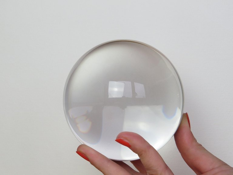 glass-sphere-684902_1280.jpg