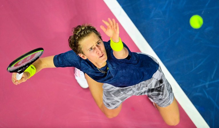 Sebastian-Korda-serving.jpg