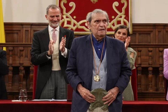 Premiación a Rafael Cadenas.jpg