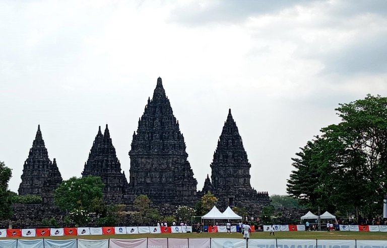 candi prambanan.jpg