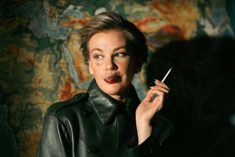 !24fräulein_führer_40s_makeup_style_fashion_leather_smoking_woman_colour.jpg