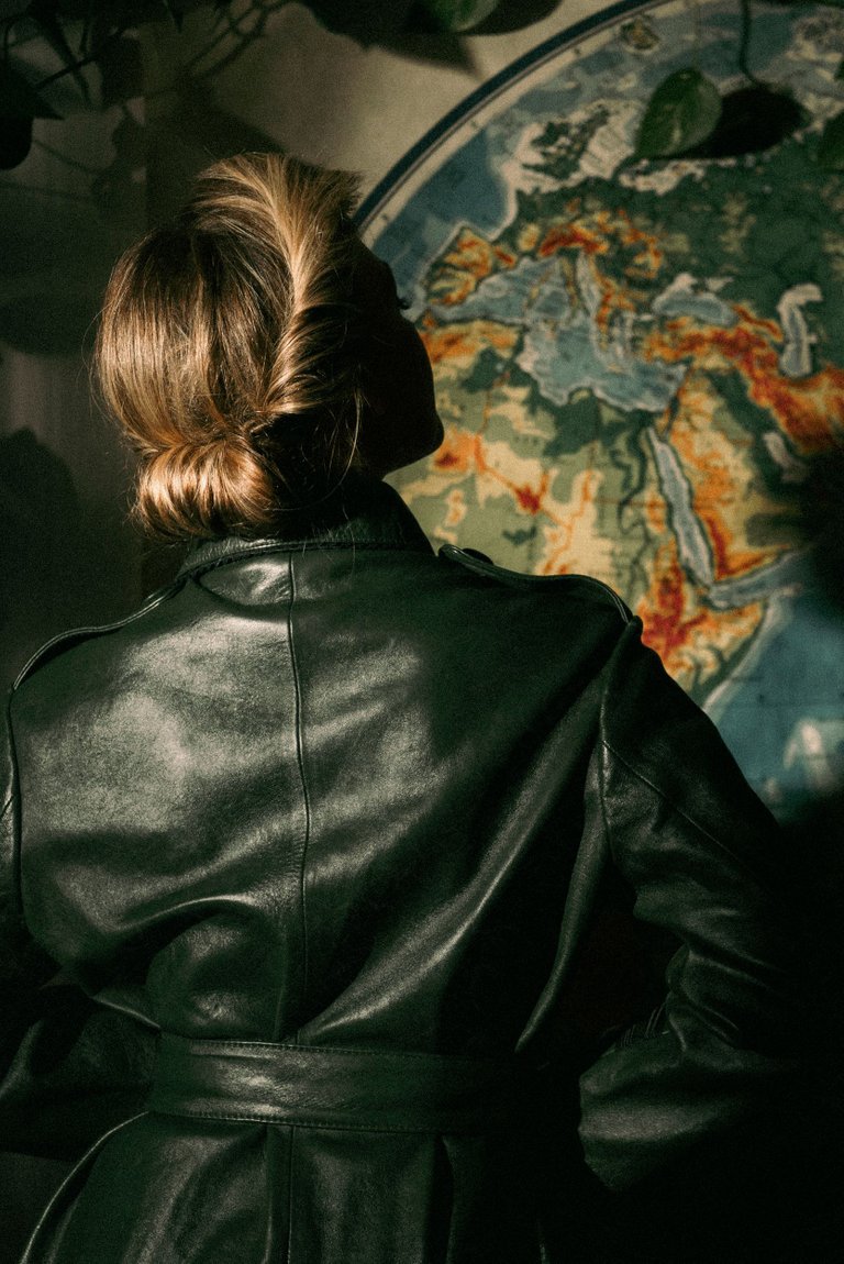!22fräulein_führer_40s_makeup_style_fashion_leather_smoking_woman_colour.jpg