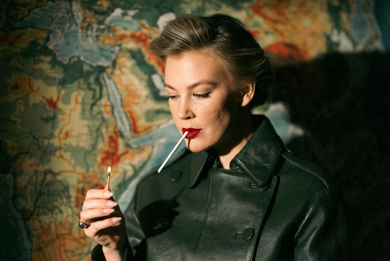 !20fräulein_führer_40s_makeup_style_fashion_leather_smoking_woman_colour.jpg